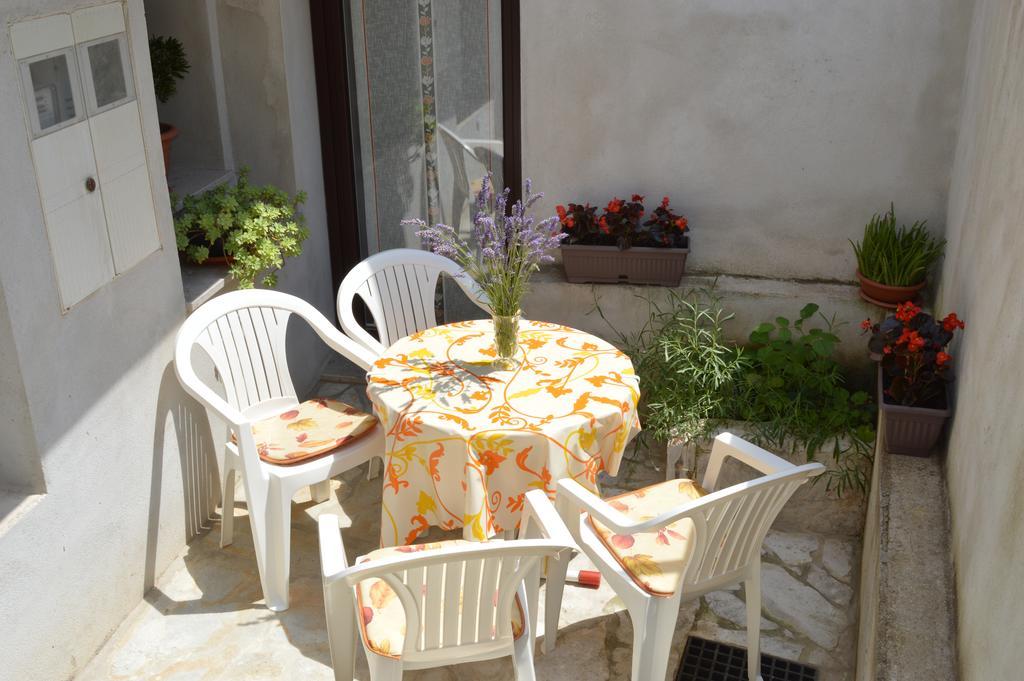 Apartment Andrija Vrbnik Esterno foto