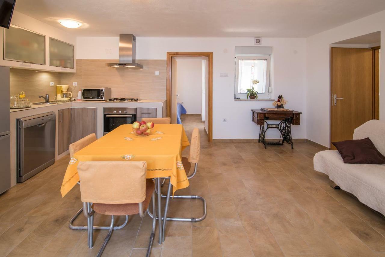 Apartment Andrija Vrbnik Esterno foto