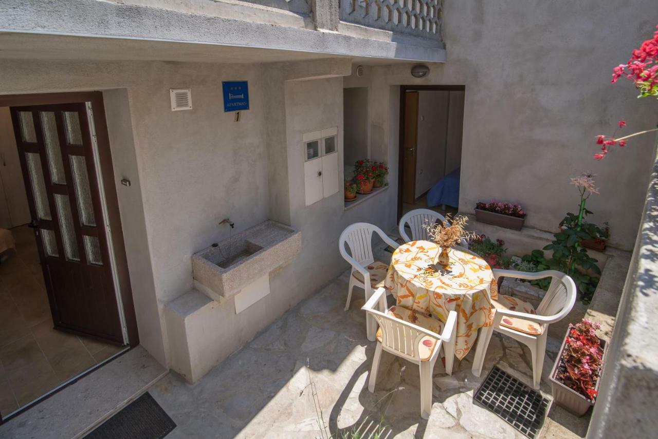 Apartment Andrija Vrbnik Esterno foto